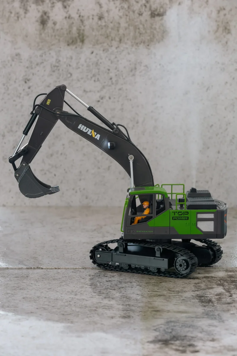 1:18 Scale 13-Channel Alloy Remote Control Excavator Construction Vehicle with Lights, Sound and Steam - Image 9